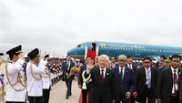 Party General Secretary Nguyen Phu Trong arrived at Pochentong airport in Phnom Penh on July 20 morning (Photo: VNA)