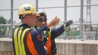 Foreign expert working at the first metro line's site