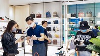 Visitors are shopping in a mall in HCMC. (Photo: SGGP)