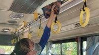 A worker is cleaning and disinfecting a bus. (Photo: SGGP)