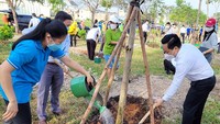 Thu Duc City's leaders and people are planting trees. (Photo: SGGP)