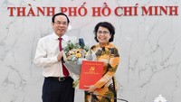 Secretary of the HCMC Party Committee Nguyen Van Nen (L) hands over the appointment decision to Ms. To Thi Bich Chau.