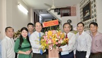 Vice Chairman of the HCMC Party Committee Nguyen Ho Hai (3rd,L) visits People's Teacher, Assoc. Prof. Ph.D. Ho Thanh Phong (3rd, R).