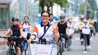 A parade of old motorcycles and bicycles is held to celebrate the 17th Vietnam Cultural Heritage Day (November 23, 2005-2022).