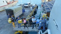 Bringing Tet gifts for troops stationed on the southwestern islands (Photo: SGGP)