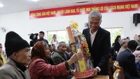 Vice Chairman of the municipal People’s Committee Vo Van Hoan offers gifts to policy beneficiary families in Da Lat City. (Photo: SGGP)