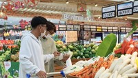 Consumers shop at a supermarket. (Photo: SGGP)