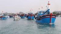 Offshore fishing vessels are required to install kinds of the necessary equipment including locators, radar, short-term/medium-term/long-term Icom, and GPS satellite navigation equipment. (Photo: VNA)