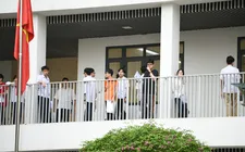 Thí sinh Hà Nội chuẩn bị thi môn Văn kỳ thi vào lớp 10 năm 2024 tại điểm thi Trường THPT Khương Đình, quận Thanh Xuân, sáng 8-6. Ảnh: VIẾT CHUNG