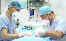 Các bác sĩ Bệnh viện Da liễu TPHCM đang xử lý một ca tai biến thẩm mỹ do tiêm chất làm đầy