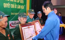 Bí thư thứ nhất Trung ương Đoàn Bùi Quang Huy trao tặng Huy chương "Thanh niên xung phong vẻ vang" cho 22 cựu thanh niên xung phong