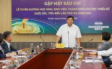 Thứ trưởng Bộ Dân tộc và Tôn giáo Y Thông phát biểu về lễ tuyên dương