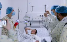 Bác sĩ người Nga và bác sĩ Bệnh viện Nhi đồng Thành phố đang trao đổi quá trình điều trị cho bệnh nhi Ảnh: BVCC