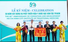 Đồng chí Nguyễn Thành Trung, Phó Chủ tịch Thường trực Ủy ban MTTQ Việt Nam TPHCM tặng cờ thi đua cho Viện Y Dược học Dân tộc TPHCM