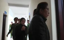 Lực lượng công an dẫn giải các đối tượng trong đường dây về cơ quan điều tra
