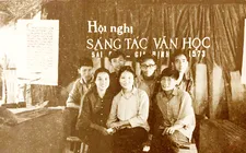 Các đại biểu: Phan An, Nguyễn Khắc Thuần, Phan Xuân Biên, Nguyễn Văn Sơn (hàng trên, từ phải qua); Trần Ấm, Trần Thị Thắng, Hà Phương (hàng dưới, từ phải qua) tại Hội nghị Văn nghệ Sài Gòn - Gia Định năm 1973. Ảnh: Tư liệu từ nhà văn Trần Thị Thắng
