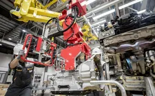 Hoạt động sản xuất ô tô tại Công ty CP VinFast, Khu Kinh tế Đình Vũ - Cát Hải, TP Hải Phòng. Ảnh: VIẾT CHUNG