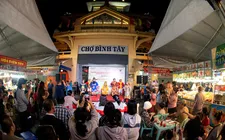 Biểu diễn hát bội phục vụ bà con trước cổng chợ Bình Tây, TPHCM 