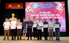 Thạc sĩ, nhạc sĩ Nguyễn Quang Vinh, Chủ tịch Hội Âm nhạc TPHCM và PGS-TS-NGƯT Nguyễn Thị Mỹ Liêm, Phó Chủ tịch Hội Âm nhạc TPHCM trao giải thưởng đến các tác giả đoạt giải thể loại ca khúc Thiếu nhi - Tuổi hồng. Ảnh: THÚY BÌNH