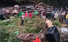 Mexico: Xe buýt lao xuống vực, gần 30 người thương vong