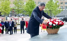 Tổng Bí thư Tô Lâm và Phu nhân dâng hoa tưởng nhớ Chủ tịch Hồ Chí Minh và Tổng Bí thư Lê Duẩn tại Moskva