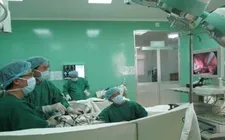 Các bác sĩ phẫu thuật nội soi cắt túi phình khổng lồ cho người bệnh