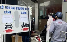 Người dân chờ đổ xăng E10 tại một trạm xăng trên đường Lê Văn Lương (Hà Nội). Ảnh: PHÚC HẬU