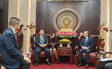 Phó Bí thư Thành ủy TPHCM Đặng Minh Thông (phải) tiếp Bí thư Đảng ủy khu Đông Thành, Bắc Kinh, Trung Quốc. Ảnh: VIỆT ANH