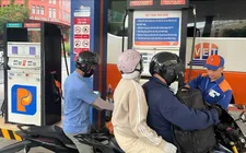 Khách đổ xăng sinh học E10 tại cửa hàng Petrolimex, phường Bến Thành, TPHCM. Ảnh: THI HỒNG