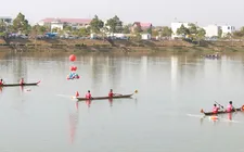 Quảng Ngãi: Sôi nổi giải đua thuyền độc mộc trên sông Đăk Bla