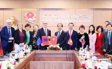 Bộ trưởng Bộ GD-ĐT Việt Nam Nguyễn Kim Sơn và Quyền Trưởng Phái đoàn Liên minh châu Âu tại Việt Nam, ông Rafael De Bustamante chủ trì lễ ký kết