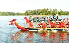 Sôi nổi giải đua thuyền rồng liên xã Hồ Tràm 