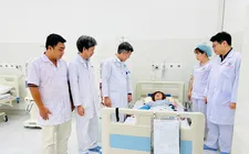 Du khách đến từ Hà Nội thực hiện chạy thận nhân tạo tại Côn Đảo.
