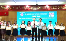 Trao giải cho những học sinh đạt giải thưởng cao của cuộc thi