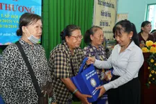 Công ty Xổ số kiến thiết Đồng Tháp trao quà nhân ngày Phụ nữ Việt Nam 20/10