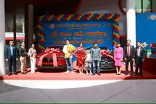 Yến sào Khánh Hòa trao thưởng cho khách hàng trúng giải xe Honda HR-V và Mercedes C300 AMG