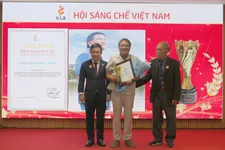 Anh hùng Lao động Hoàng Đức Thảo nhận giải thưởng “Hiệp sĩ sáng chế”