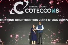 Bà Đinh Thị Hồng Thắm, Trợ lý điều hành Chủ tịch HĐQT đại diện Coteccons nhận giải thưởng Doanh nghiệp Quan tâm Chăm sóc Nhân viên tuyệt vời nhất