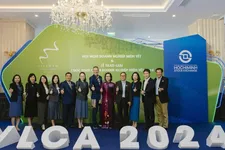 Các thành viên trong Hội đồng bình chọn, nhà tài trợ, đơn vị hỗ trợ kỹ thuật tại Lễ trao giải cuộc bình chọn Doanh nghiệp niêm yết 2024