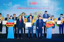 Đại diện Acecook Việt Nam nhận giải “Top 100 doanh nghiệp bền vững 2025”