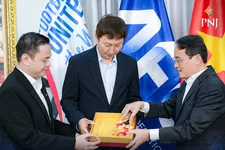 Đại diện PNJ và báo Tuổi Trẻ trao tặng tấm HCV 33 chỉ vàng 24K cho HLV Kim Sang Sik. Ảnh: Nam Trần