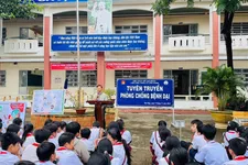 Thầy cô và học sinh Trường THCS Thị trấn Tân Hưng trao đổi thông tin về phòng chống bệnh dại