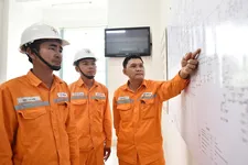 Đội quản lý vận hành Công ty Điện lực An Giang theo dõi phương án đảm bảo điện tại các địa điểm quan trọng trên địa bàn (ảnh: Thùy Trang)