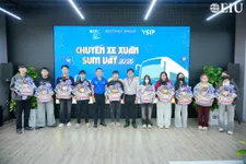 “Chuyến xe xuân sum vầy” của Trường ĐH Quốc tế Miền Đông đưa sinh viên về quê đón tết