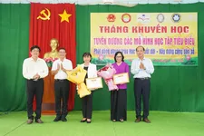 Công ty XSKT Đồng Tháp trao 130 triệu đồng cho hội khuyến học
