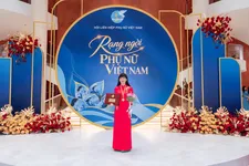 Chủ tịch HĐTV Công ty Yến sào Khánh Hòa Trịnh Thị Hồng Vân nhận giải thưởng Phụ nữ Việt Nam 2026