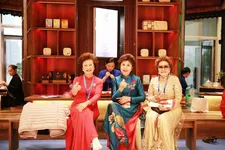 Bà con kiều bào thưởng thức trà xuân quê hương - thương hiệu Đôi Dép