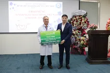 Đồng chí Hồng Quang, Thành viên HĐQT, Chủ tịch Công đoàn Vietcombank (bên phải) trao biển tượng trưng hỗ trợ 500 triệu đồng cho Bệnh viện Đa khoa Khu vực Hóc Môn