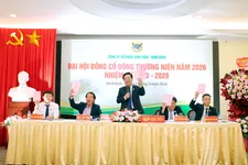 Ông Ngô Văn Đông, Tổng Giám đốc Công ty CPPB Bình Điền, Chủ tịch HĐTV Bình Điền Ninh Bình biểu quyết tại Hội nghị