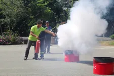 Cán bộ, công nhân viên VWS thực hành sử dụng bình chữa cháy xách tay để xử lý tình huống cháy giả định tại Khu liên hợp Đa Phước